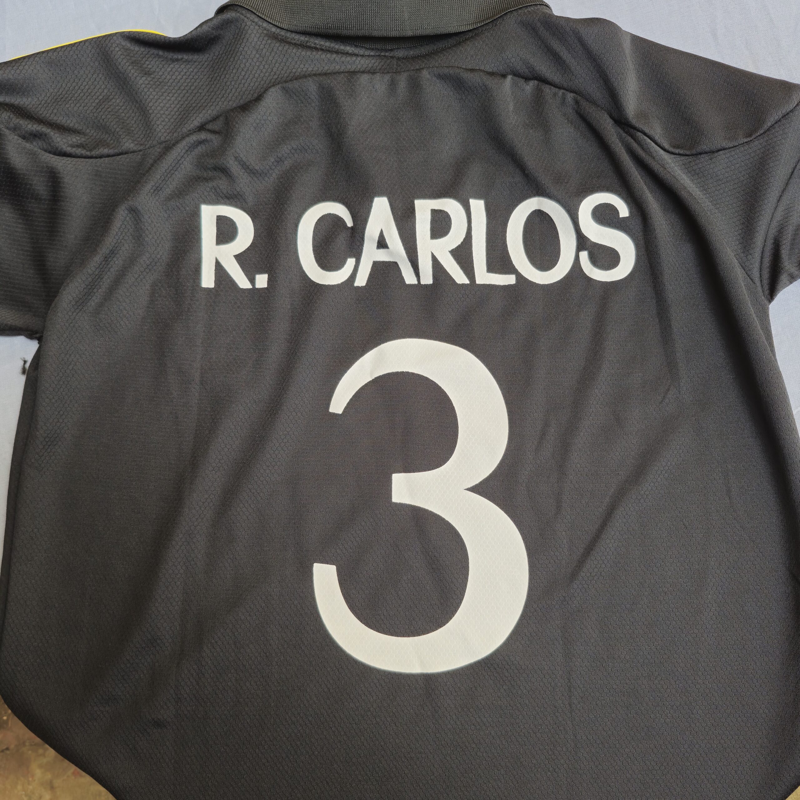 Manto Real Madrid Retrô Roberto Carlos Preta - Imagem 3